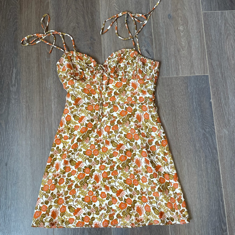 $140 in bi0. Realisation par Devon 70s orange floral dress S